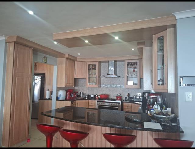 6 BEDROOM HOUSE FOR SALE IN DA NOVA